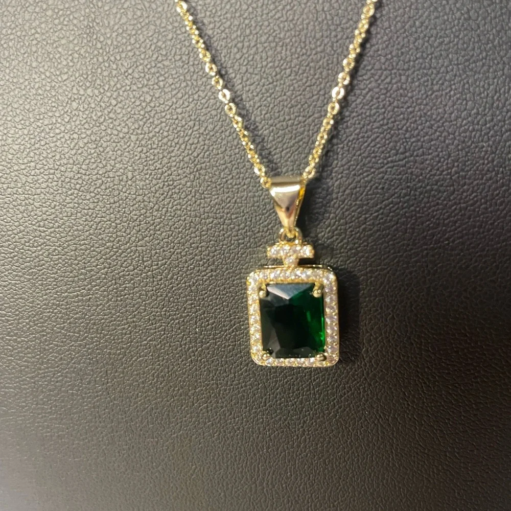 Elegant Gold and Green Pendant Necklace - Picture 1 of 4